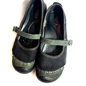 Black canvas and green suede keen sandals